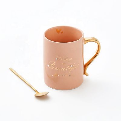 quality Niestandardowy 400 ml Pink Gift Milk Porcelanowy kubek Kawy wielokrotnie używalny Ceramiczny kubek z łyżką jako zestaw prezentów factory